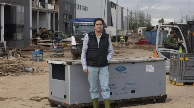 Las naves resisten en un entorno arrasado por la riada